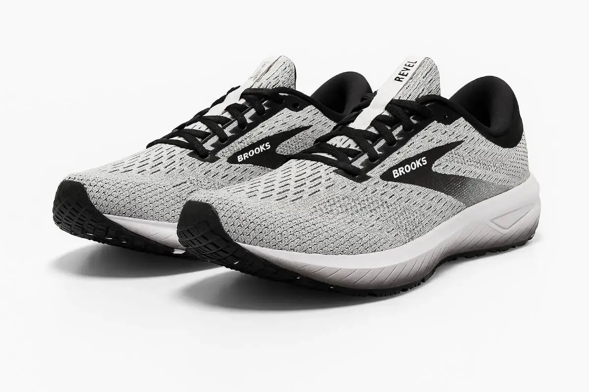 An image of a pair of sneakers Brooks Revel 7