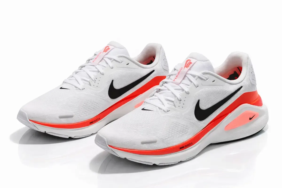 An image of a pair of sneakers Nike Structure 26